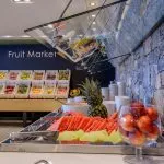 Lebensmittelmarkt am blauen Meer