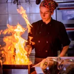 Kochen am Strand mit blauem Meer