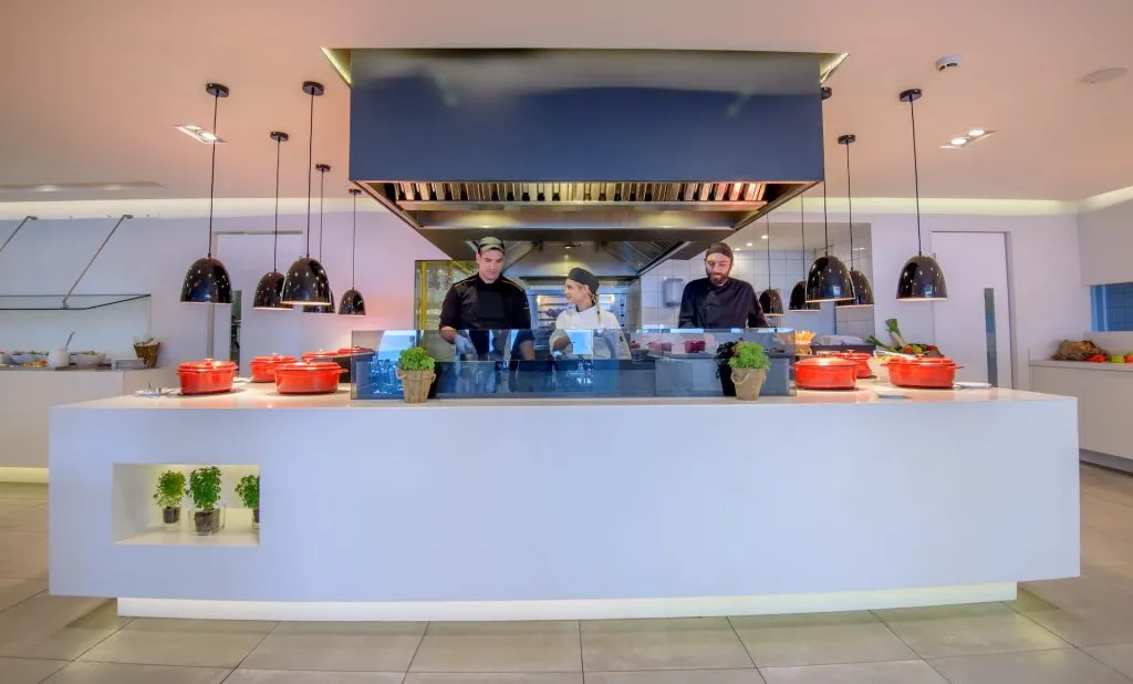 Kochen am Strand mit blauem Meer