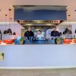 Kochen am Strand mit blauem Meer