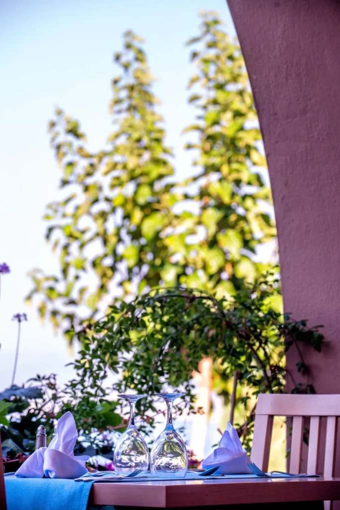 Hauptrestaurant am Strand des Blauen Meeres