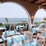 Terrasse des Hauptrestaurants am Strand des blauen Meeres