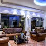 Sitzgelegenheit am blauen Meer