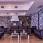 Sitzgelegenheit am blauen Meer