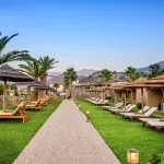 Sonnenbänke am blauen Meer