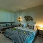 Eliros Superior-Doppelzimmer mit seitlichem Meerblick