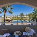 Eliros Superior-Doppelzimmer mit seitlichem Meerblick