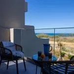 Eliros Superior-Doppelzimmer mit seitlichem Meerblick