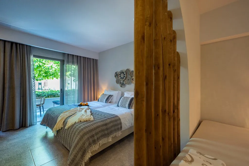 Eliros Superior Junior Suite mit Gartenblick und offenem Schnitt