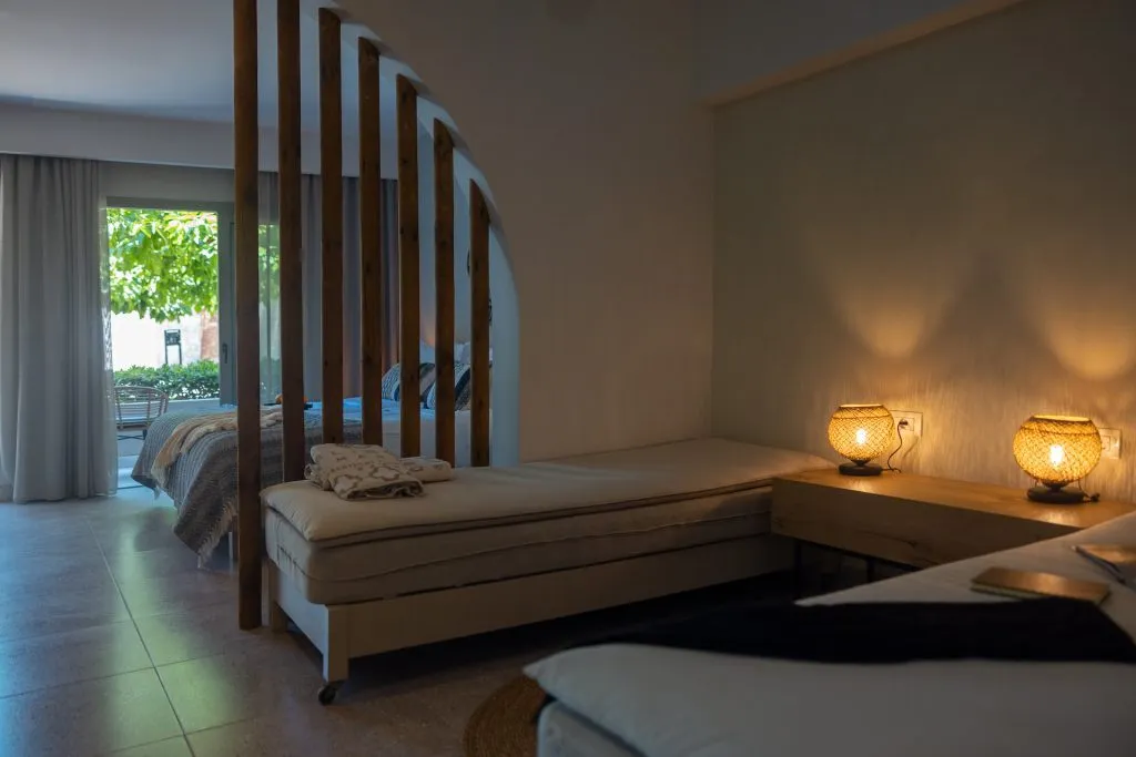 Eliros Superior Junior Suite mit Gartenblick und offenem Schnitt