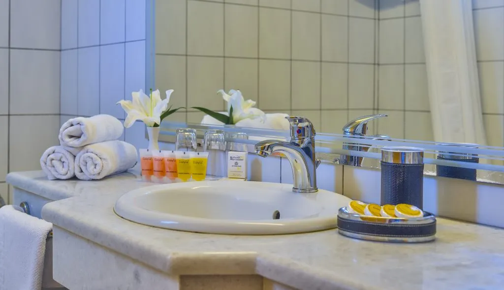 Rethymno mare r bath room in royal mare mil