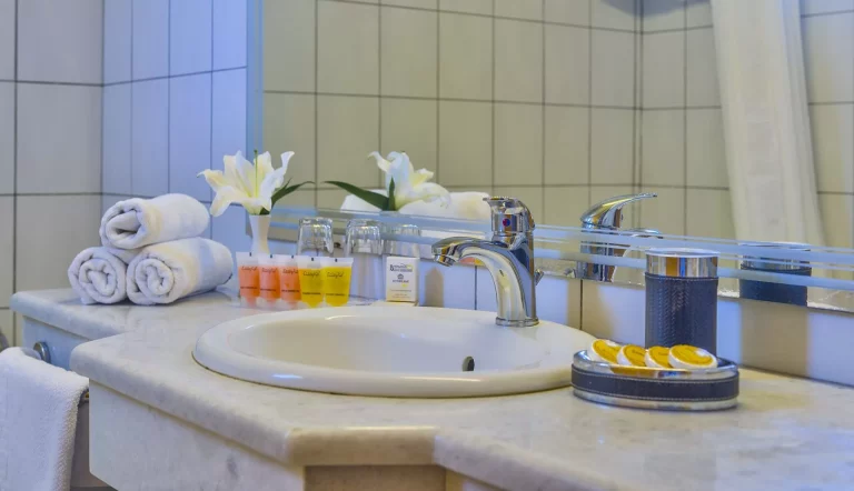 Rethymno mare r bath room in royal mare mil